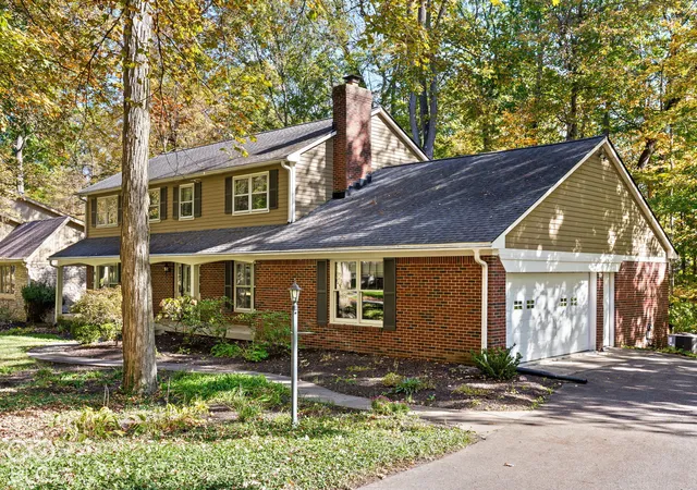 Photo 2 of Single family home for sale at 55 Bennington Dr, Zionsville, IN 46077 | MLS# 22132637 | Listing updated on 2026-10-23