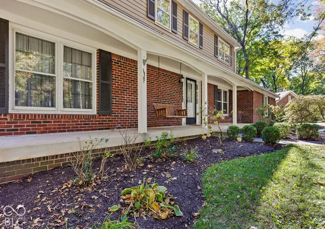Photo 3 of Single family home for sale at 55 Bennington Dr, Zionsville, IN 46077 | MLS# 22132637 | Listing updated on 2026-10-23