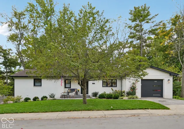 Photo 1 of Single family home for sale at 765 W Pine St, Zionsville, IN 46077 | MLS# 22132652 | Listing updated on 2026-10-28