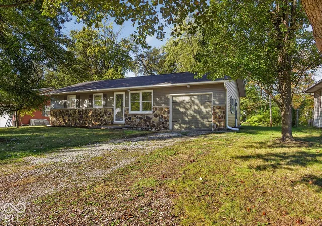 Photo 2 of Single family home for sale at 546 10th Street Nw, Linton, IN 47441 | MLS# 22132698 | Listing updated on 2026-10-24