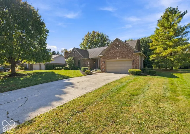 Photo 2 of Single family home for sale at 1825 Continental Dr, Zionsville, IN 46077 | MLS# 22132743 | Listing updated on 2026-10-23