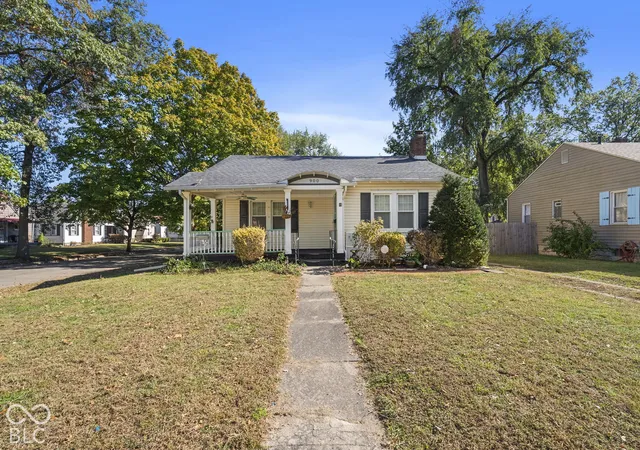 Photo 2 of Single family home for sale at 900 S 22nd Street, Terre Haute, IN 47803 | MLS# 22132778 | Listing updated on 2026-10-24