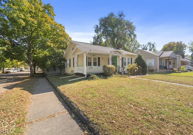 Photo 3 of Single family home for sale at 900 S 22nd Street, Terre Haute, IN 47803 | MLS# 22132778 | Listing updated on 2026-10-24