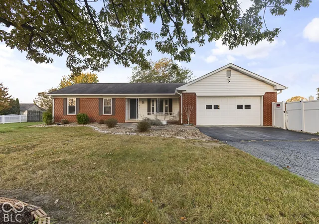 Photo 1 of Single family home for sale at 2030 Whitetail Ct, Avon, IN 46123 | MLS# 22132807 | Listing updated on 2026-10-26