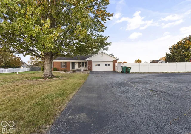 Photo 2 of Single family home for sale at 2030 Whitetail Ct, Avon, IN 46123 | MLS# 22132807 | Listing updated on 2026-10-26