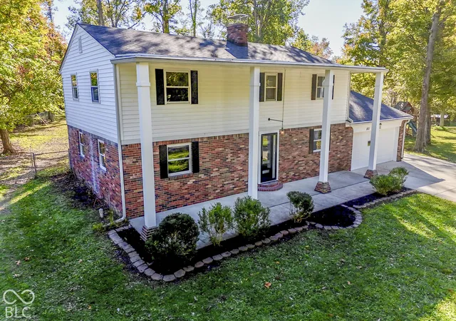 Photo 2 of Single family home for sale at 821 Merry Ln, Greenwood, IN 46142 | MLS# 22132812 | Listing updated on 2026-10-22