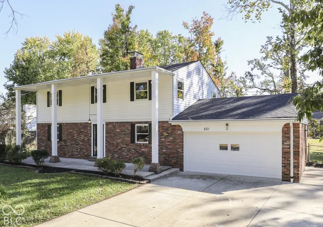 Photo 3 of Single family home for sale at 821 Merry Ln, Greenwood, IN 46142 | MLS# 22132812 | Listing updated on 2026-10-22