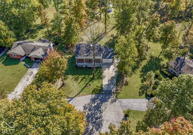 Photo 4 of Single family home for sale at 821 Merry Ln, Greenwood, IN 46142 | MLS# 22132812 | Listing updated on 2026-10-22