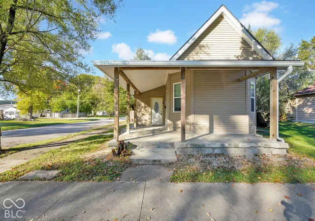 Photo 2 of Sale Pending at 1502 Union St, Columbus, IN 47201 | MLS# 22132820 | Listing updated on 2026-10-27