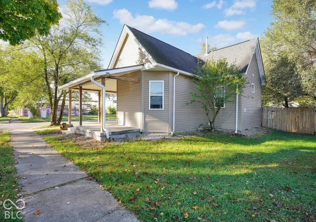 Photo 3 of Sale Pending at 1502 Union St, Columbus, IN 47201 | MLS# 22132820 | Listing updated on 2026-10-27