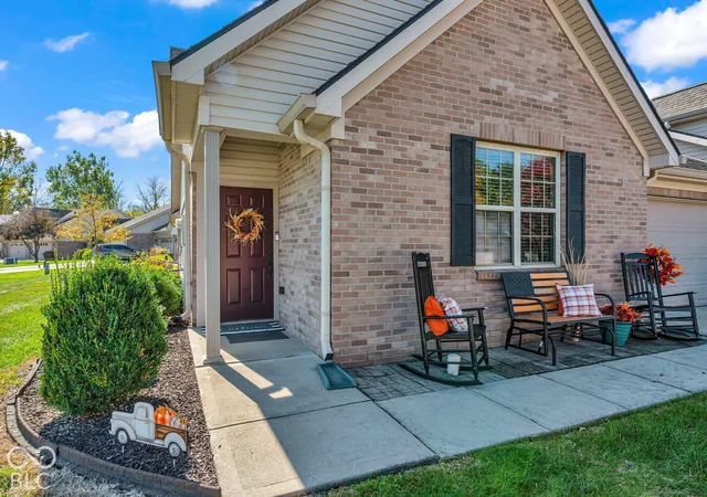Photo 3 of Single family home for sale at 5515 Lipizzan Ln, Plainfield, IN 46168 | MLS# 22132890 | Listing updated on 2026-10-24