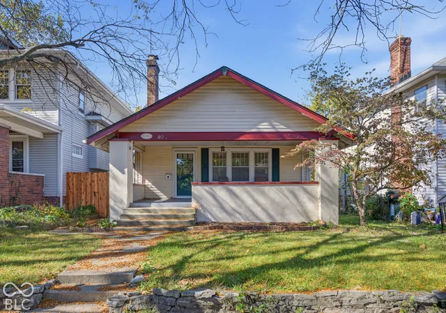 Photo 1 of Sale Pending at 40 N Ridgeview Dr, Indianapolis, IN 46219 | MLS# 22132947 | Listing updated on 2026-10-25