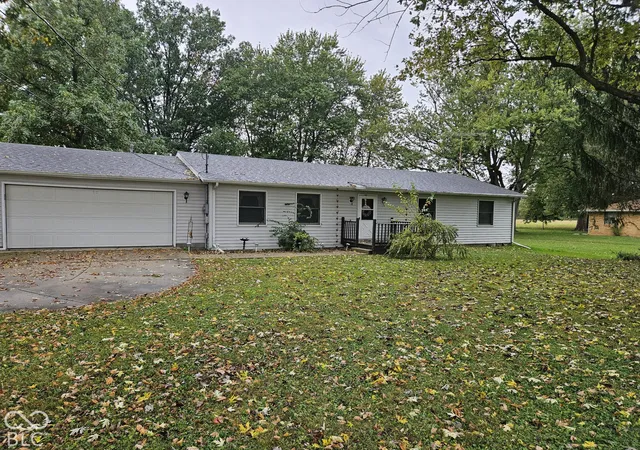 Photo 2 of Single family home for sale at 5807 Columbus Ave, Anderson, IN 46013 | MLS# 22132968 | Listing updated on 2026-10-22