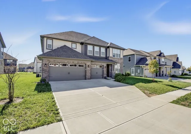 Photo 2 of Single family home for sale at 929 Garrison Dr, Greenwood, IN 46143 | MLS# 22132971 | Listing updated on 2026-10-22