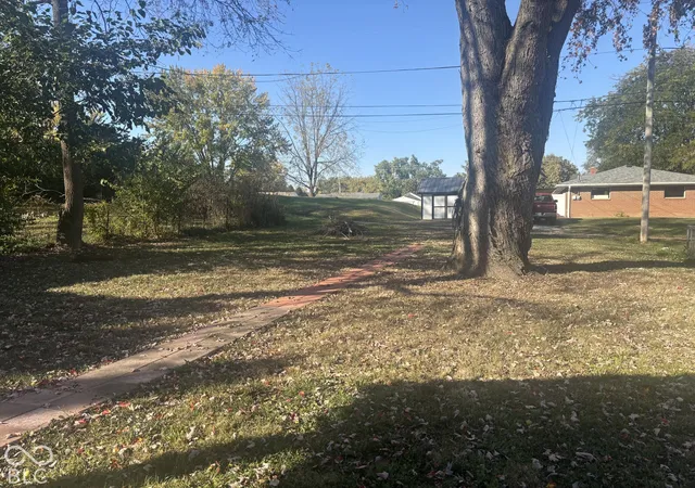 Photo 2 of Single family home for sale at 404 W Broadway, Alexandria, IN 46001 | MLS# 22133014 | Listing updated on 2026-10-26