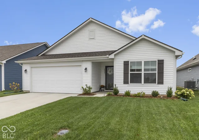 Photo 1 of Single family home for sale at 4809 Amber Wood Ln, Indianapolis, IN 46235 | MLS# 22133019 | Listing updated on 2026-10-25