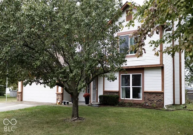 Photo 3 of Single family home for sale at 210 Rolling Ridge Rd, Shelbyville, IN 46176 | MLS# 22133044 | Listing updated on 2026-10-23