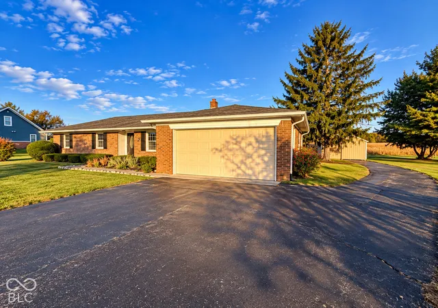 Photo 2 of Single family home for sale at 6955 S County Rd 200 W, Clayton, IN 46118 | MLS# 22133051 | Listing updated on 2026-10-23