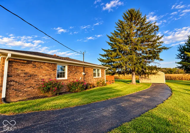 Photo 4 of Single family home for sale at 6955 S County Rd 200 W, Clayton, IN 46118 | MLS# 22133051 | Listing updated on 2026-10-23