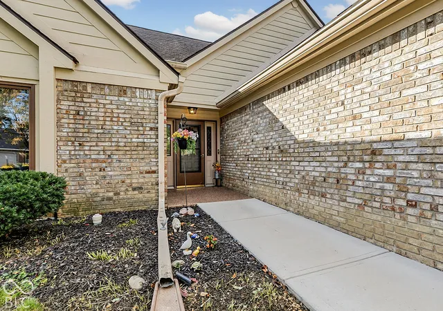 Photo 3 of Single family home for sale at 8111 Bay Brk Dr, Indianapolis, IN 46256 | MLS# 22133071 | Listing updated on 2026-10-28