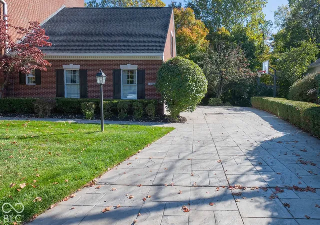 Photo 4 of Single family home for sale at 2027 Eagle Tr Dr, Greenwood, IN 46143 | MLS# 22133167 | Listing updated on 2026-10-27