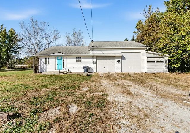 Single family home for sale at 220 S D St, Elwood, IN 46036 | MLS# 22133172
