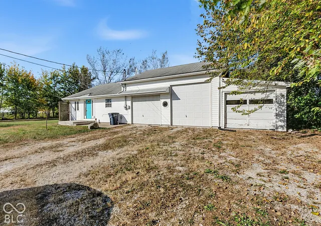 Photo 2 of Single family home for sale at 220 S D St, Elwood, IN 46036 | MLS# 22133172 | Listing updated on 2026-10-26