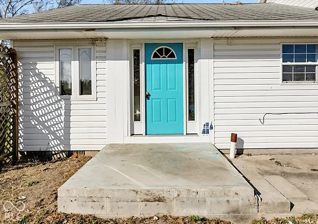 Photo 3 of Single family home for sale at 220 S D St, Elwood, IN 46036 | MLS# 22133172 | Listing updated on 2026-10-26