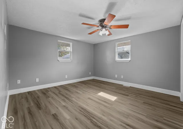 Photo 4 of Single family home for sale at 544 Clifty Dr, Columbus, IN 47201 | MLS# 22133281 | Listing updated on 2026-10-27