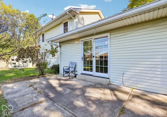 Photo 4 of Single family home for sale at 3302 Beech Dr, Columbus, IN 47203 | MLS# 22133290 | Listing updated on 2026-10-27