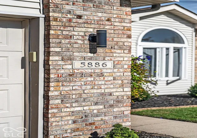 Photo 4 of Single family home for sale at 5886 Regency Dr, Columbus, IN 47203 | MLS# 22133301 | Listing updated on 2026-10-27