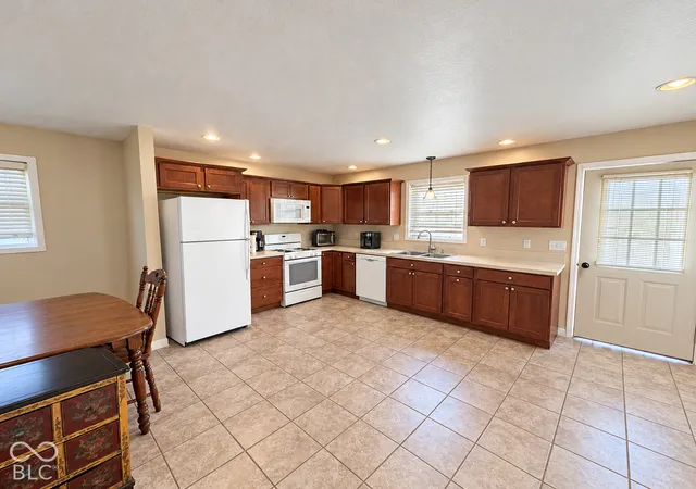 Photo 4 of Sale Pending at 921 S Pike St, Shelbyville, IN 46176 | MLS# 22133307 | Listing updated on 2026-10-28