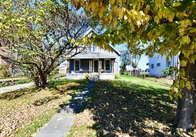 Photo 3 of Single family home for sale at 948 W Jefferson St, Franklin, IN 46131 | MLS# 22133330 | Listing updated on 2026-10-27