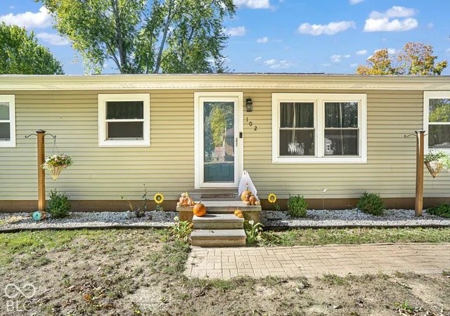 Photo 2 of Single family home for sale at 102 S Mcclure St, Waynetown, IN 47990 | MLS# 22133346 | Listing updated on 2026-10-28