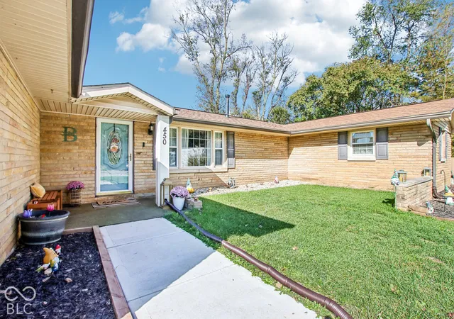 Photo 2 of Single family home for sale at 450 Shore Ave, Martinsville, IN 46151 | MLS# 22133377 | Listing updated on 2026-10-26
