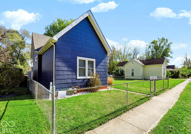 Photo 2 of Single family home for sale at 1013 California St, Columbus, IN 47201 | MLS# 22133390 | Listing updated on 2026-10-26