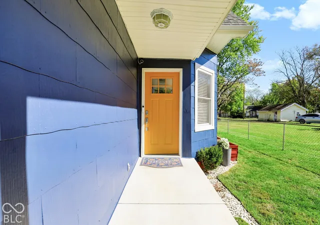 Photo 3 of Single family home for sale at 1013 California St, Columbus, IN 47201 | MLS# 22133390 | Listing updated on 2026-10-26