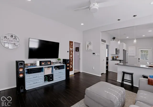 Photo 4 of Single family home for sale at 1013 California St, Columbus, IN 47201 | MLS# 22133390 | Listing updated on 2026-10-26