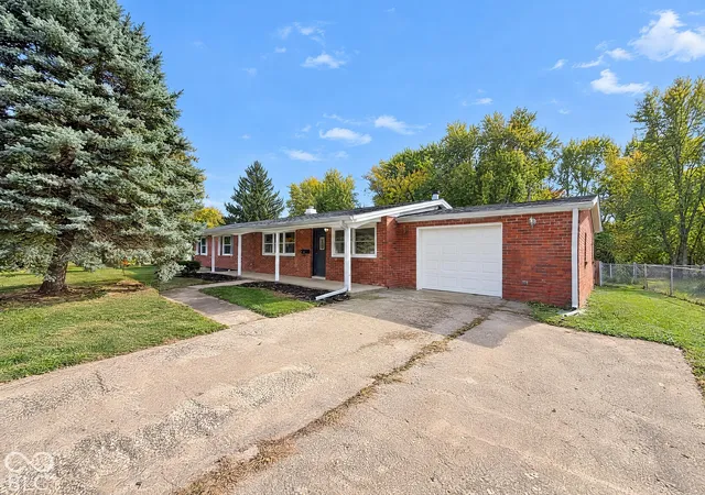 Photo 1 of Single family home for sale at 135 Southlane Dr, Whiteland, IN 46184 | MLS# 22133498 | Listing updated on 2026-10-26