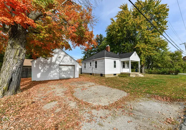 Photo 2 of Single family home for sale at 1725 Euclid Dr, Anderson, IN 46011 | MLS# 22133543 | Listing updated on 2026-10-27