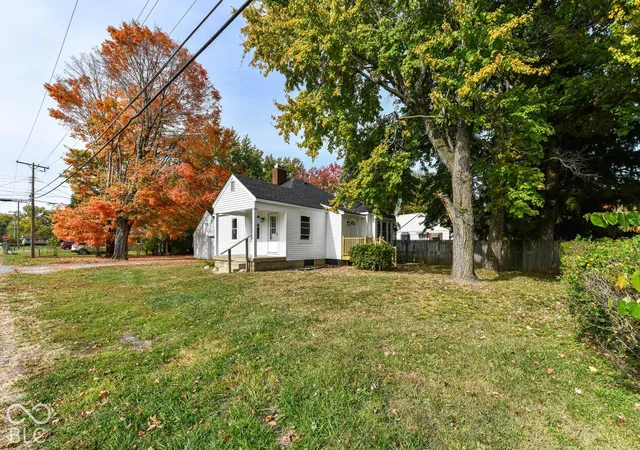 Photo 3 of Single family home for sale at 1725 Euclid Dr, Anderson, IN 46011 | MLS# 22133543 | Listing updated on 2026-10-27