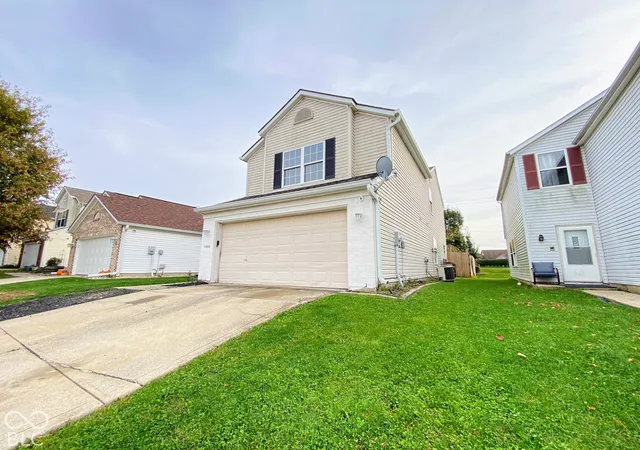 Photo 2 of Single family home for sale at 11543 Congressional Ln, Indianapolis, IN 46235 | MLS# 22133546 | Listing updated on 2026-10-27