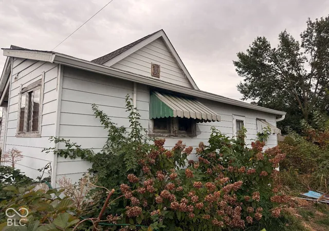 Photo 3 of Single family home for sale at 827 Meridian St, Shelbyville, IN 46176 | MLS# 22133572 | Listing updated on 2026-10-27