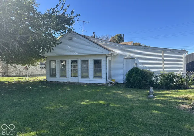 Photo 2 of Single family home for sale at 1304 Meridian St, Shelbyville, IN 46176 | MLS# 22133598 | Listing updated on 2026-10-28