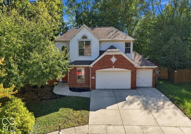 Photo 2 of Single family home for sale at 1205 Elm Grv Way, Greenwood, IN 46143 | MLS# 22133616 | Listing updated on 2026-10-27