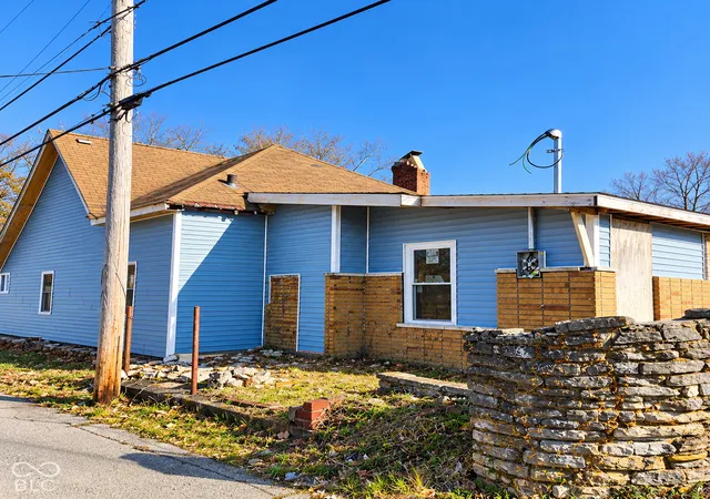 Photo 1 of Single family home for sale at 321 S Madison, Anderson, IN 46016 | MLS# 22133784 | Listing updated on 2026-10-28