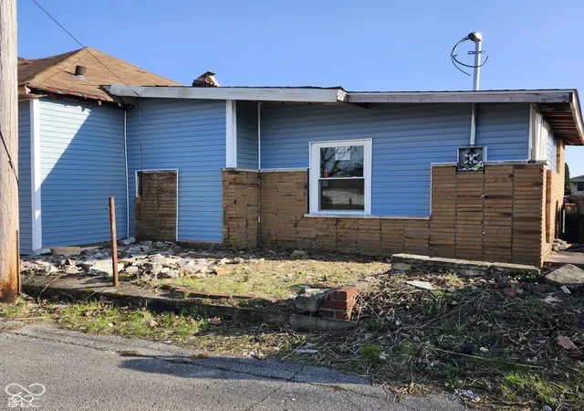 Photo 4 of Single family home for sale at 321 S Madison, Anderson, IN 46016 | MLS# 22133784 | Listing updated on 2026-10-28