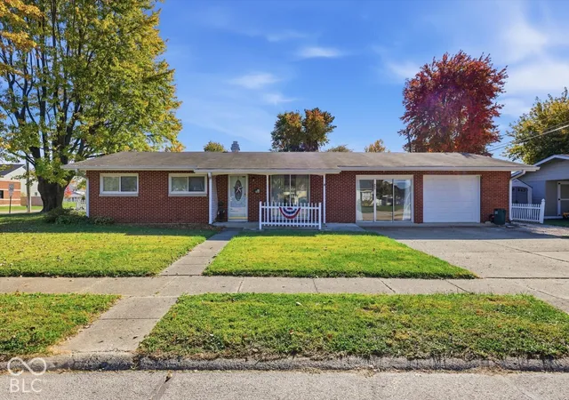Photo 1 of Single family home for sale at 905 Hemlock St, Shelbyville, IN 46176 | MLS# 22133809 | Listing updated on 2026-10-29