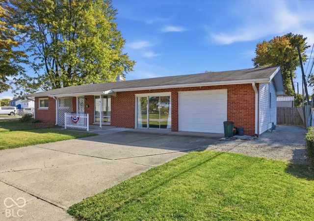 Photo 2 of Single family home for sale at 905 Hemlock St, Shelbyville, IN 46176 | MLS# 22133809 | Listing updated on 2026-10-29