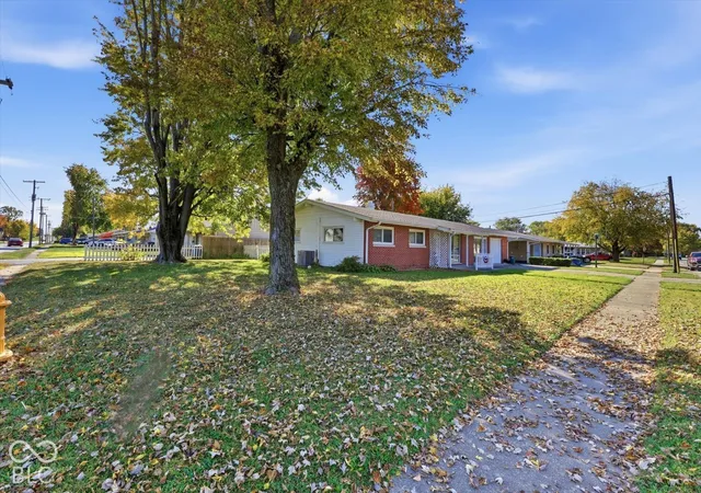 Photo 3 of Single family home for sale at 905 Hemlock St, Shelbyville, IN 46176 | MLS# 22133809 | Listing updated on 2026-10-29